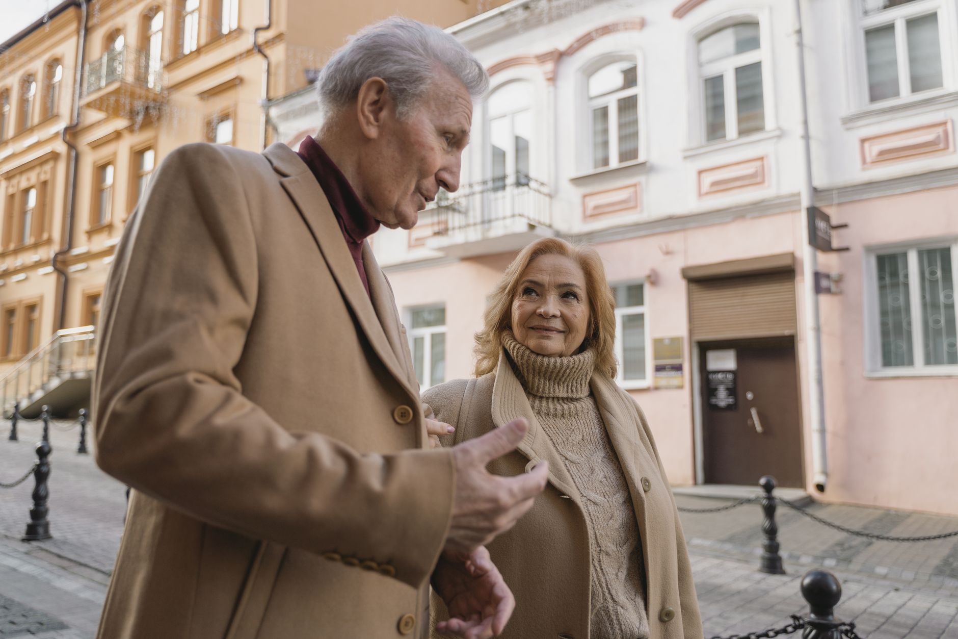 a couple talking while walking in the sidewalk